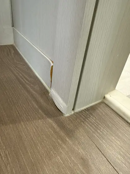 몰딩 복원 — 떨어져 나가 속 판이 드러난 모서리